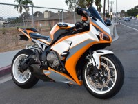 Ich habe einen komplett individuell lackierten Verkleidungssatz bestellt und möchte gleich zu Beginn sagen, dass ich unglaublich beeindruckt bin. Ich habe mein eigenes Design gezeichnet und sie haben es bis ins kleinste Detail zum Leben erweckt. Als ich die Verkleidungen erhielt, waren sie perfekt verpackt und geschützt. (Das ist so wichtig, weil ich Aftermarket-Verkleidungen von einem anderen Hersteller bekommen habe und meine Verkleidungen kaputt zurückbekommen habe, weil die Schutzverpackung fehlte.) Als ich die Verkleidungen dann am Motorrad montierte, hatte ich keine Probleme, was eine nette Überraschung war. Sie passen wie OEM. Insgesamt waren also die Qualität der Verkleidungen, die Passform und die Lackqualität erstklassig. Ich würde sie 10/10 empfehlen.